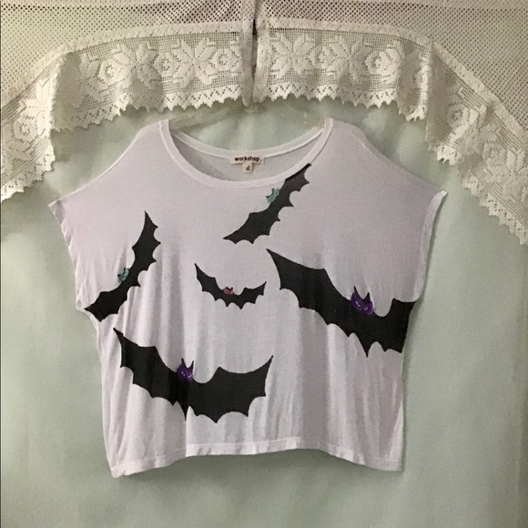 🥀Bats on a sheer white top with some pulls pics - Picture 4 of 12